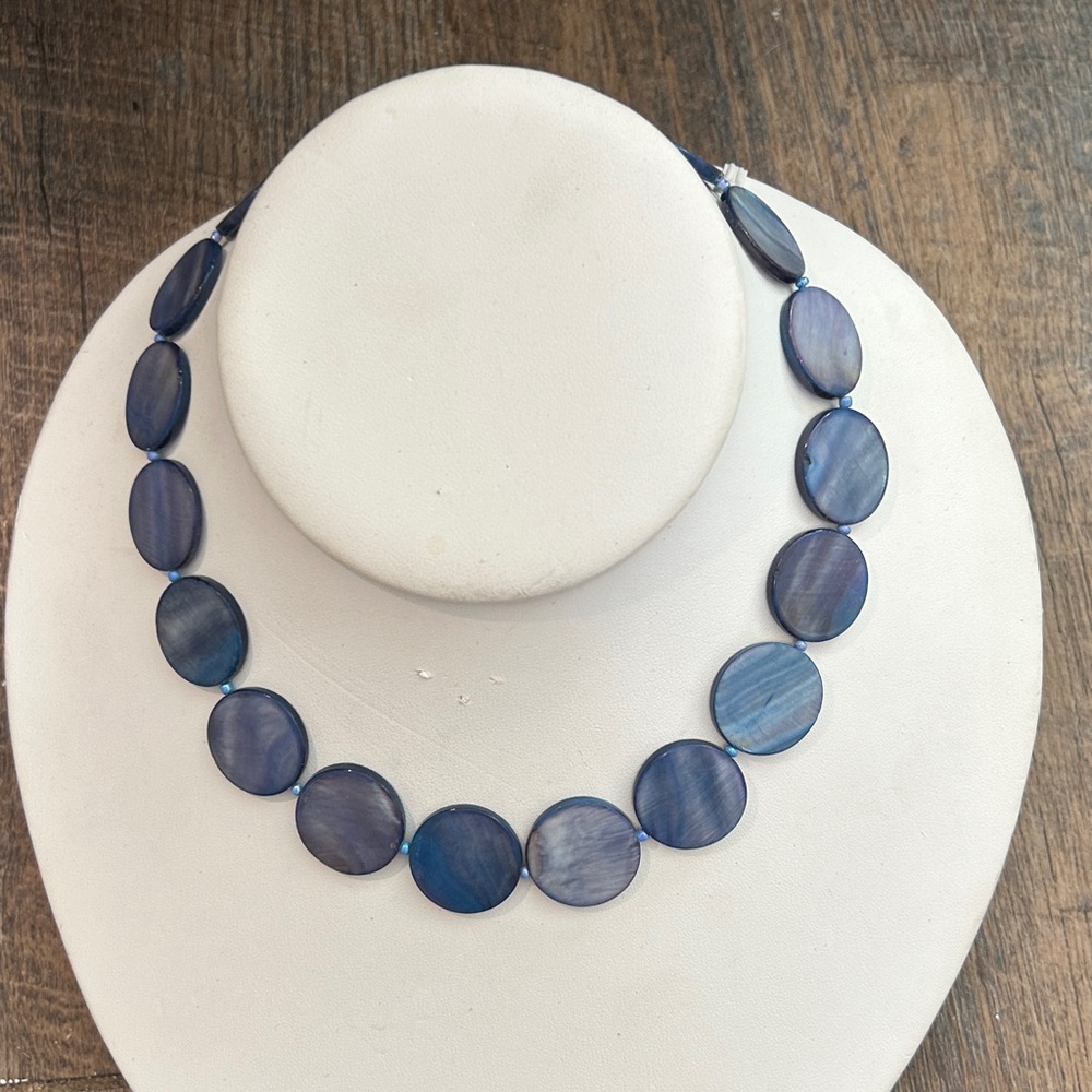 Mother-of-pearl shell (dyed) lavender/ Blue Tones flat coin round beads necklace - Picture 3 of 6